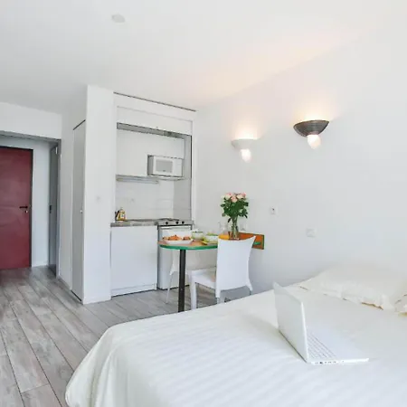 Hotel apartamentowy The Originals Laureades Centre Jaude